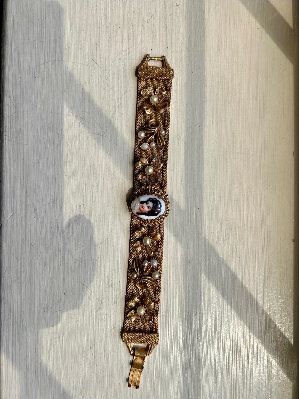 Vtg Signed FLORENZA Gold tone Pearl and hand painted portrait bracelet - Picture 3 of 9